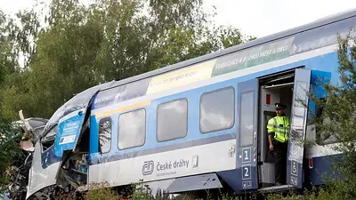 Escalofriante choque de trenes deja muertos y heridos en República Checa Escalofriante choque de trenes deja muertos y heridos en República Checa