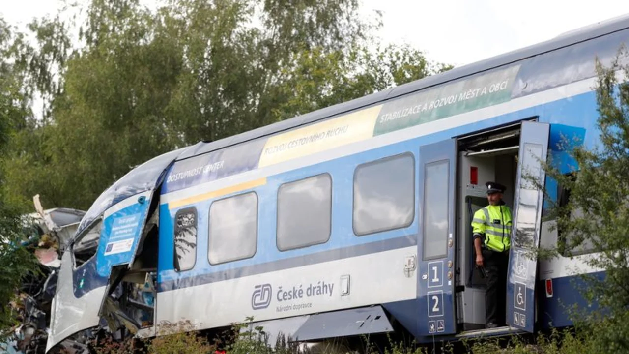 Escalofriante choque de trenes deja muertos y heridos en República Checa
