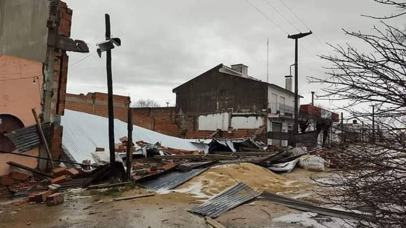 Un tremendo temporal azotó Saladillo y 9 de Julio: se volaron techos y cayó granizo