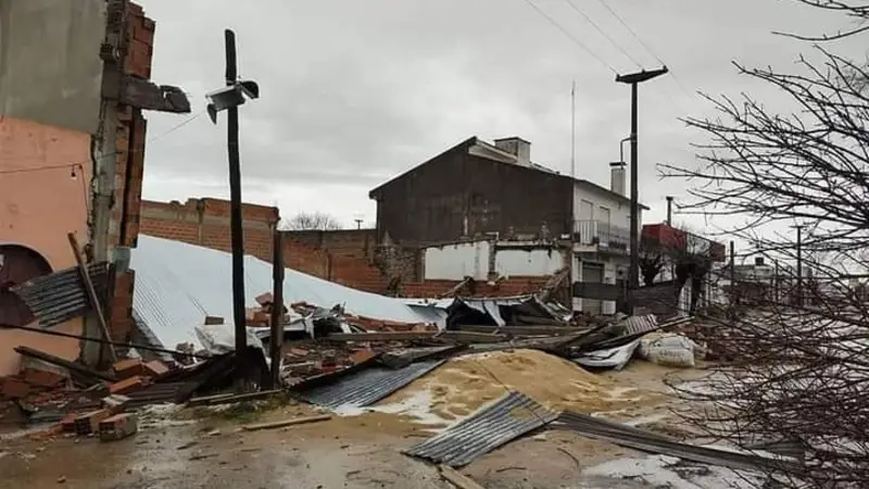 Un tremendo temporal azotó Saladillo y 9 de Julio: se volaron techos y cayó granizo