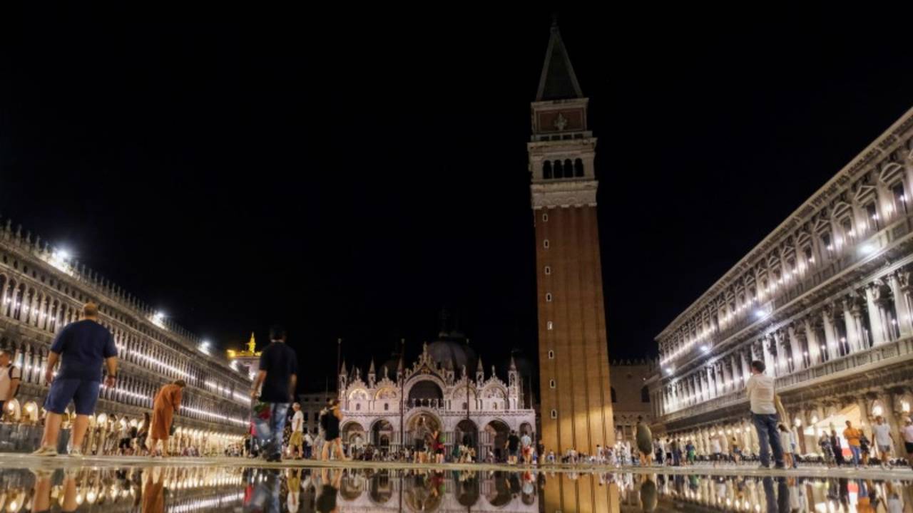 Turistas recorren la plaza de Venecia afectada por una inusual inundación de verano