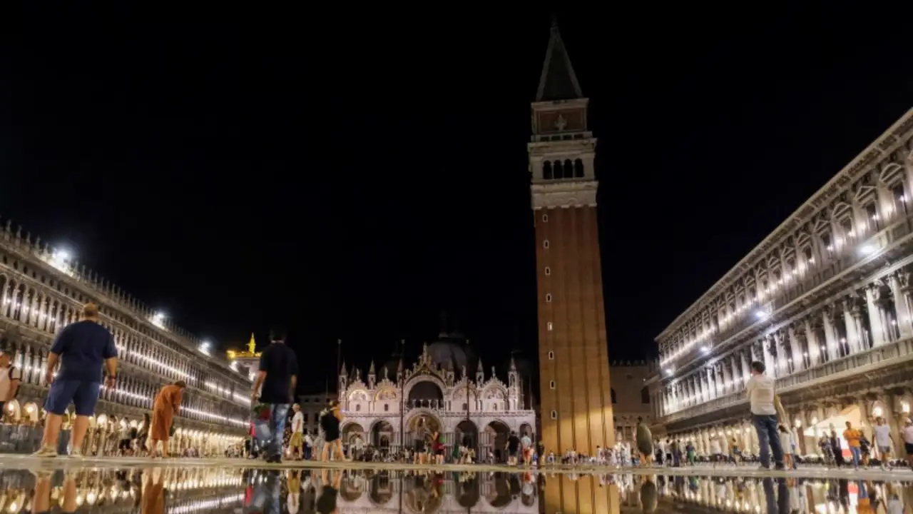 Turistas recorren la plaza de Venecia afectada por una inusual inundación de verano
