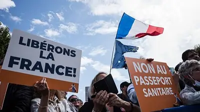 Miles de personas vuelven a protestar en Francia contra el pasaporte sanitario Miles de personas vuelven a protestar en Francia contra el pasaporte sanitario