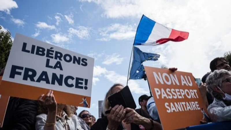 Miles de personas vuelven a protestar en Francia contra el pasaporte sanitario