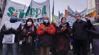 Ex tercerizados de Edesur cortan uno de los accesos al Puente Pueyrredón Ex tercerizados de Edesur cortan uno de los accesos al Puente Pueyrredón
