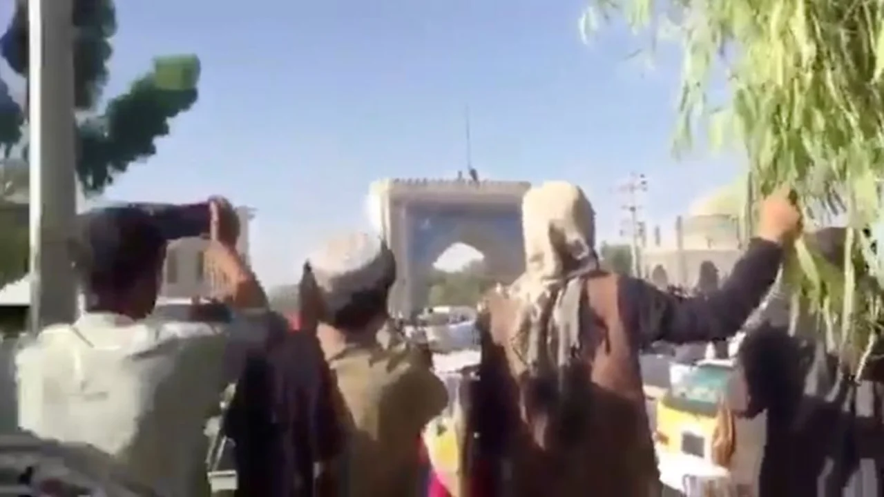 Presidente afgano en conversaciones urgentes mientras talibanes toman ciudad cercana a Kabul