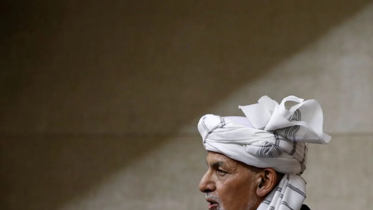 Loa talibanes avanzan y el presidente de Afganistán abandona el país 