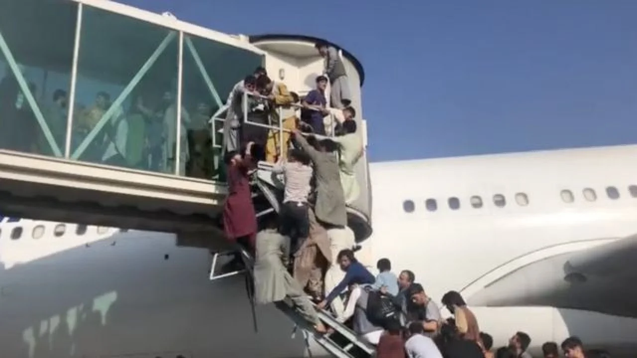 Escenas de pánico y huidas de Kabul tras la toma del poder de los talibanes en Afganistán