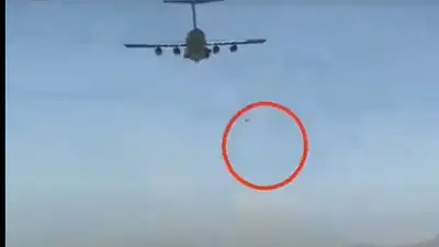 Video impactante: Afganos caen de aviones tras colgarse en el despegue Video impactante: Afganos caen de aviones tras colgarse en el despegue