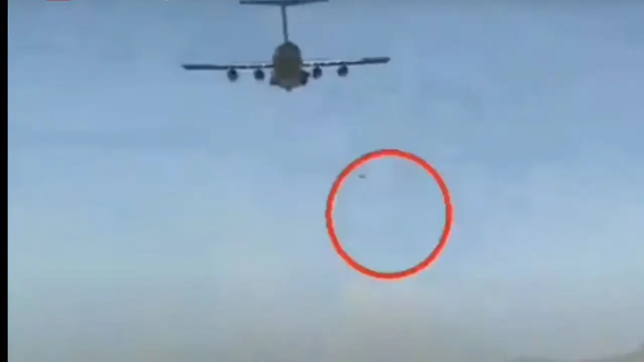 Video impactante: Afganos caen de aviones tras colgarse en el despegue