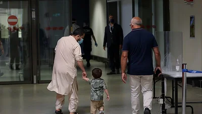 Crisis en Afganistán: se reanudan vuelos de evacuación en Kabul mientras miles de afganos desesperados por huir Crisis en Afganistán: se reanudan vuelos de evacuación en Kabul mientras miles de afganos desesperados por huir