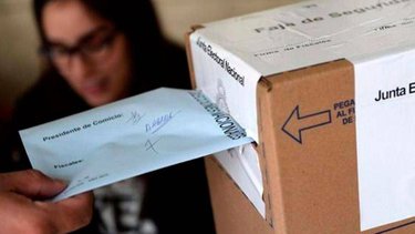 Reiteran que el sobre se debe cerrar en el cuarto oscuro