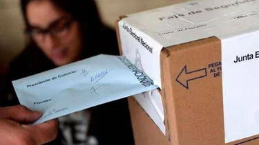 Reiteran que el sobre se debe cerrar en el cuarto oscuro