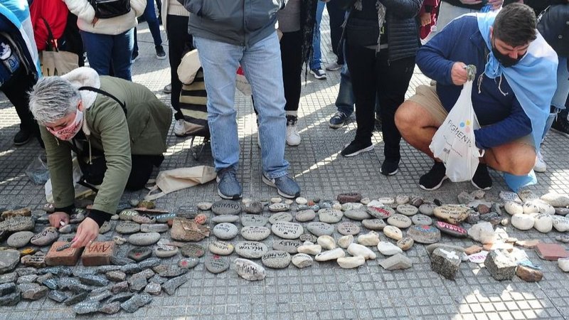 Realizaron en Plaza de Mayo nuevo homenaje a los fallecidos por coronavirus