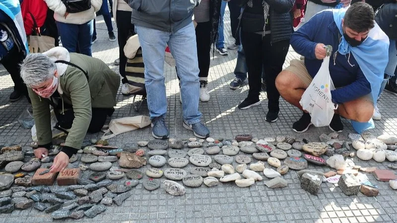 Realizaron en Plaza de Mayo nuevo homenaje a los fallecidos por coronavirus