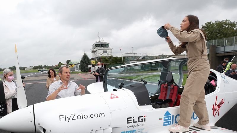 Volando sola, una mujer de 19 años intentará dar la vuelta al mundo y registrar un récord mundial