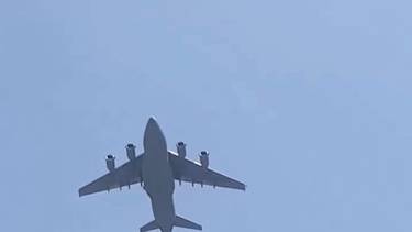 Futbolista afgano muere al caer de un avión en Kabul