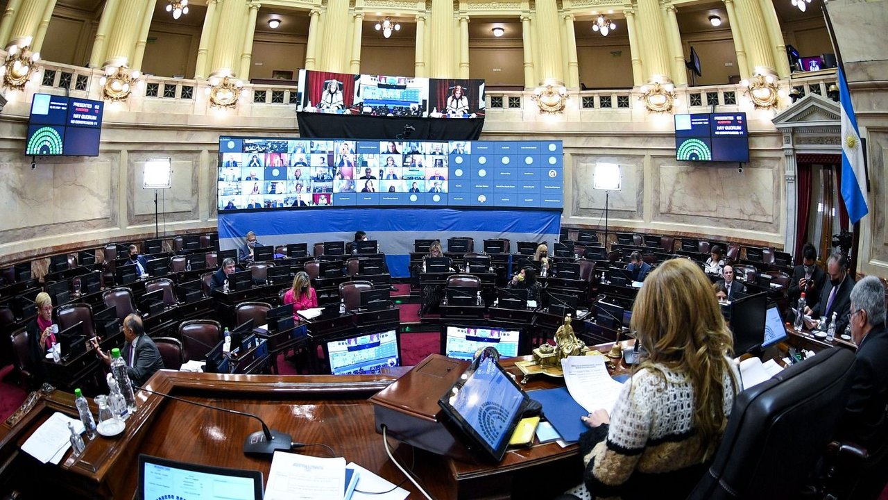 Sin la oposición, debatieron declarar internet y telefonía móvil como servicios públicos