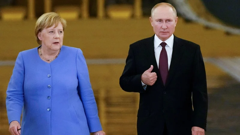Merkel marcó "diferencias profundas" con Putin en el inicio de su despedida del escenario mundial
