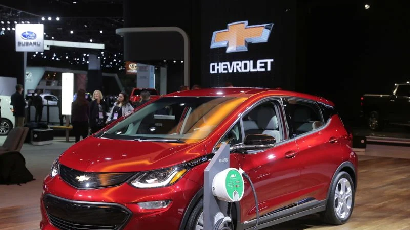 GM llama a revisión a 73.000 autos eléctricos Chevrolet Bolt y paraliza las ventas del modelo