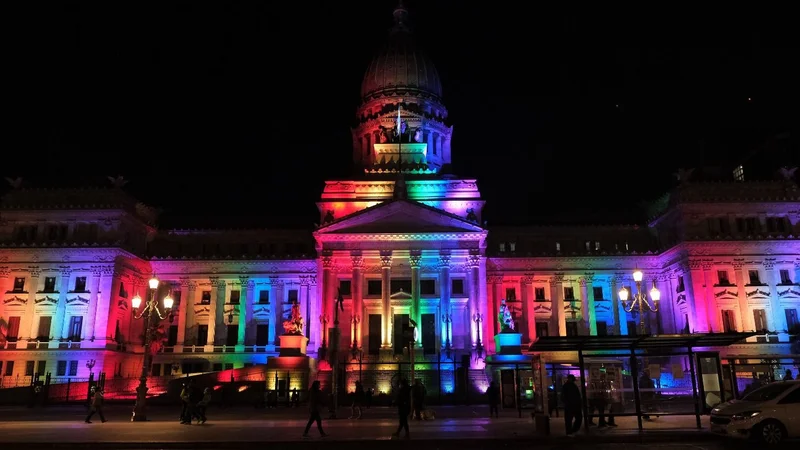 El Congreso se iluminó con los colores del movimiento LGBTQ+