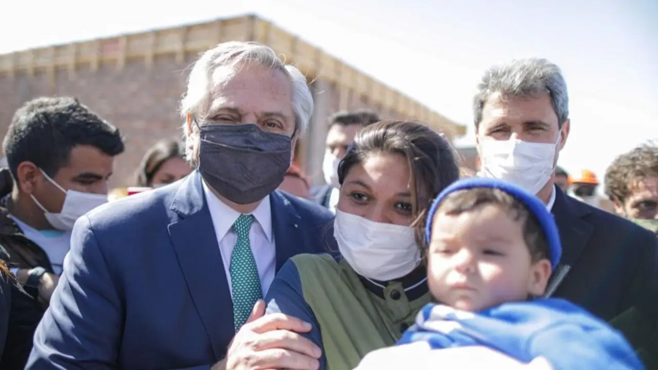 Fernández se reencontró con las familias de San Juan a las que les prometió casa tras el terremoto