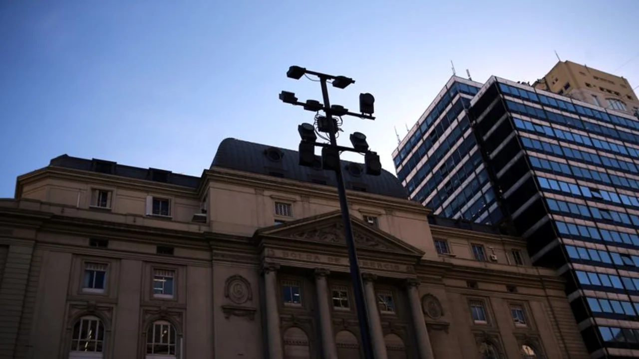 Bolsa argentina cierra en nivel récord, bonos suben por renovado apetito inversor