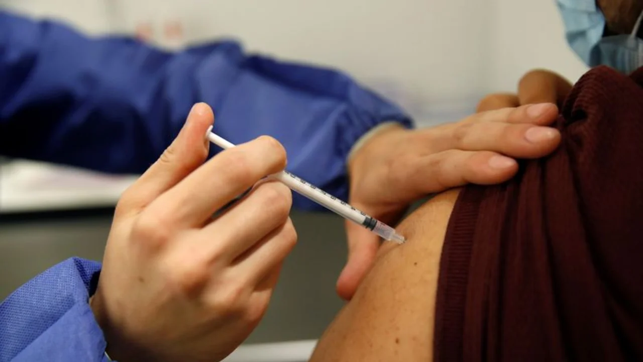 Pfizer busca aprobación en EEUU de dosis de refuerzo; OMS dice primera vacuna es prioridad