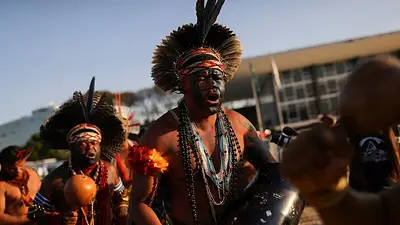 Indígenas protestan en Brasil antes de una sentencia sobre tierras ancestrales Indígenas protestan en Brasil antes de una sentencia sobre tierras ancestrales