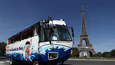 La última atracción de París lleva a los turistas al río Sena en un bus anfibio La última atracción de París lleva a los turistas al río Sena en un bus anfibio