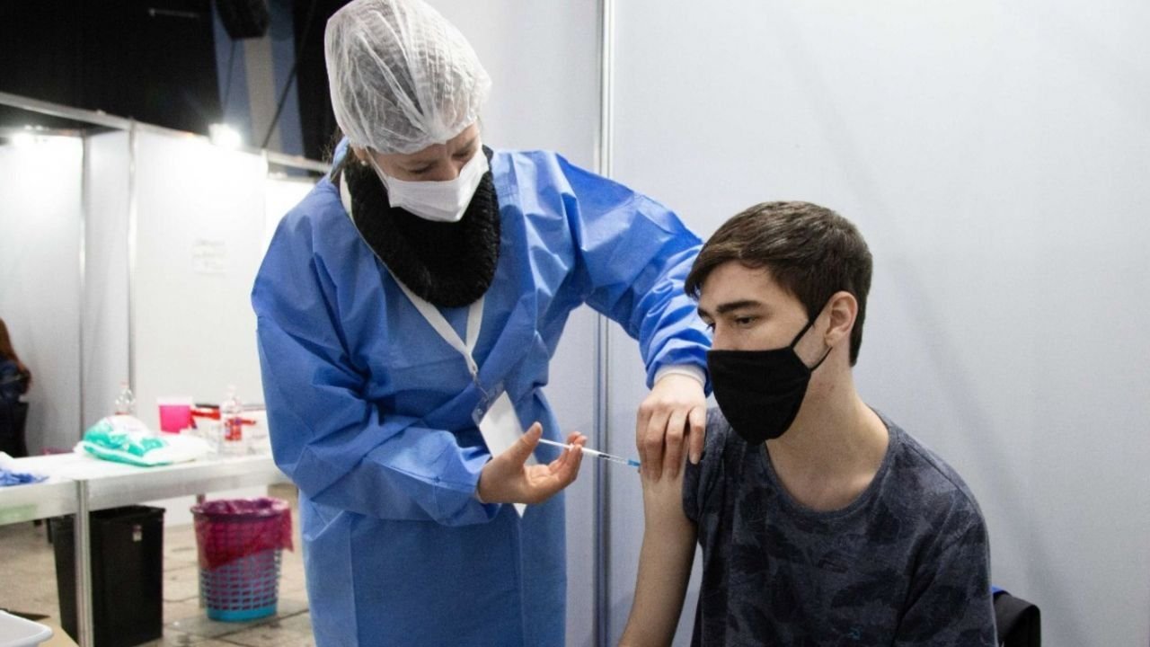 Comenzó la distribución en todo el país de 900 mil vacunas de Moderna para vacunar a adolescentes