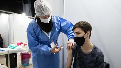Comenzó la distribución en todo el país de 900 mil vacunas de Moderna para vacunar a adolescentes Comenzó la distribución en todo el país de 900 mil vacunas de Moderna para vacunar a adolescentes