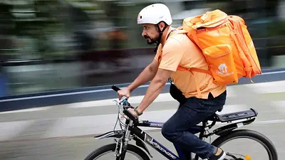 El ministro afgano que se convirtió en un repartidor en bicicleta en Alemania El ministro afgano que se convirtió en un repartidor en bicicleta en Alemania