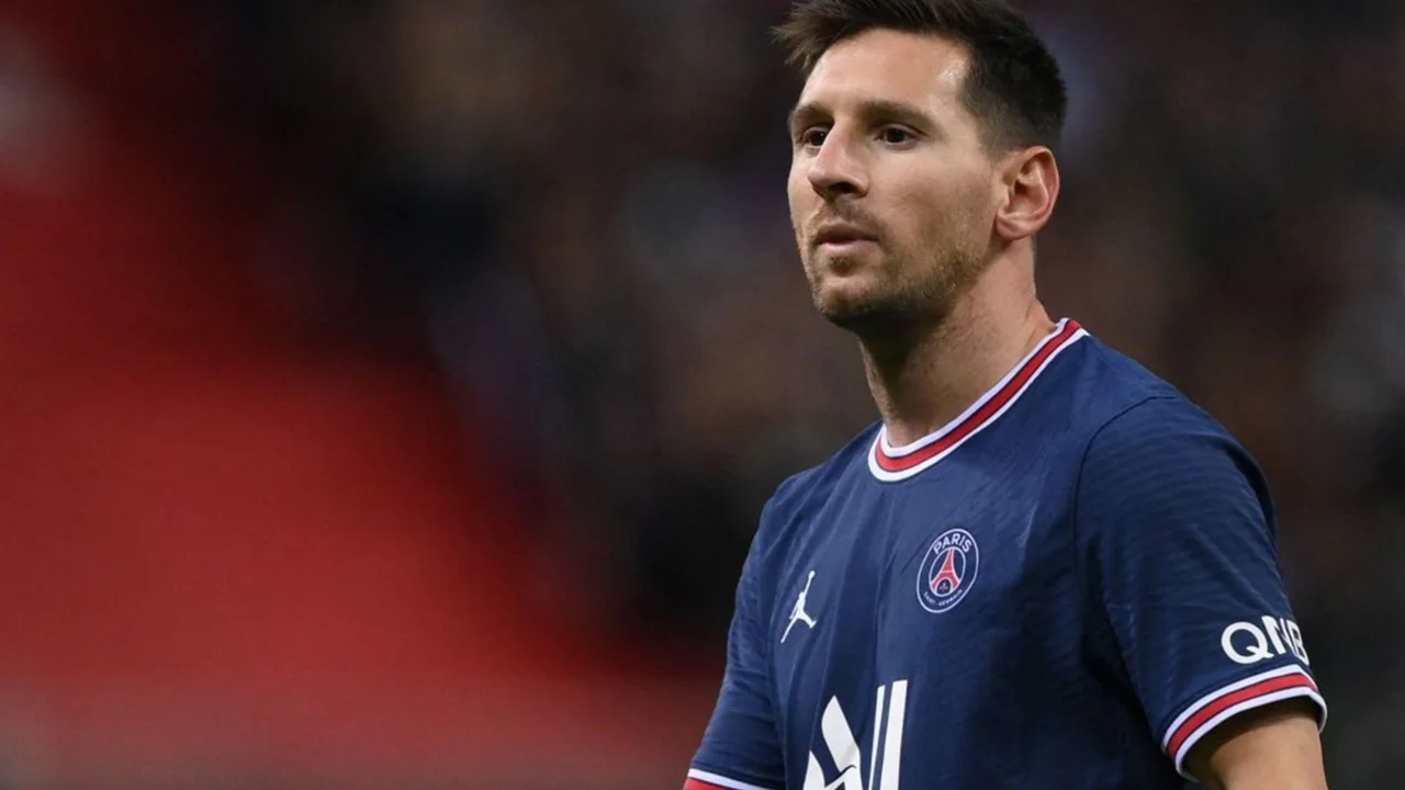 El tierno gesto de Messi con un rival en su debut en el PSG