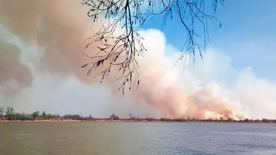 Fuerte olor a humo en varias ciudades por quemas en islas del Paraná Fuerte olor a humo en varias ciudades por quemas en islas del Paraná