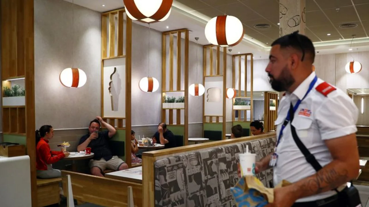 McDonald's evalúa cerrar zonas interiores de asientos por avance de Delta en EEUU