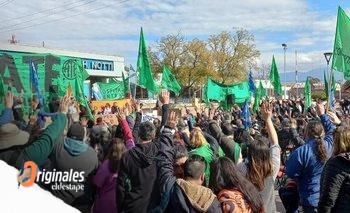 Máxima tensión: Estatales despedidos asisten a sus trabajos y Milei manda policías | Despidos en el estado