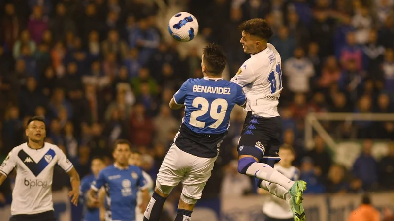 Vélez se despertó en el final y venció a Talleres en un partidazo por la ida de Copa Libertadores
