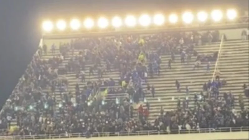 Graves incidentes con hinchas "infiltrados" de Talleres en la cancha de Vélez