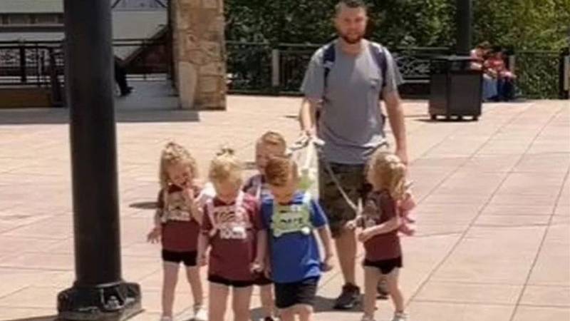 Sacó a sus hijos con correa. Estados Unidos. Videos virales en redes sociales.
