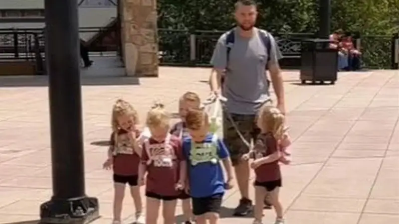 Sacó a sus hijos con correa. Estados Unidos. Videos virales en redes sociales.