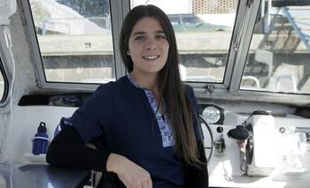 Es veterinaria en el Delta y lleva su consultorio en lancha | Efemérides
