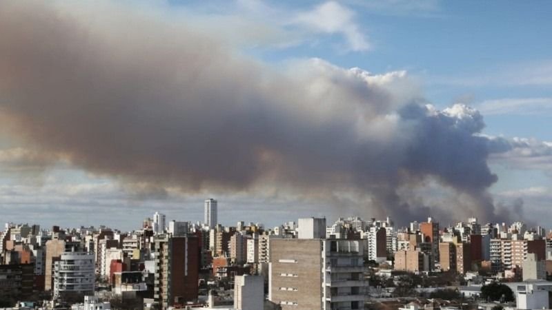 Grave incendio en las Islas Rosario invadió de humo la ciudad: denuncian que habría sido intencional