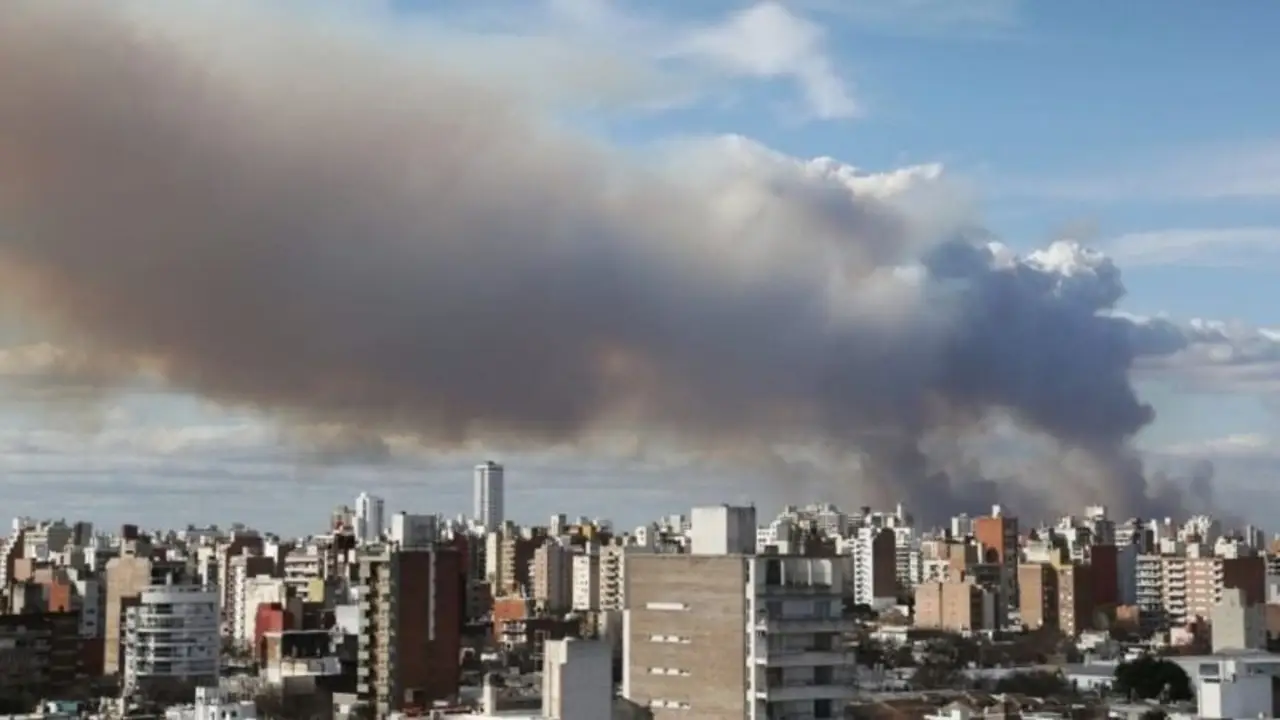 Grave incendio en las Islas Rosario invadió de humo la ciudad: denuncian que habría sido intencional