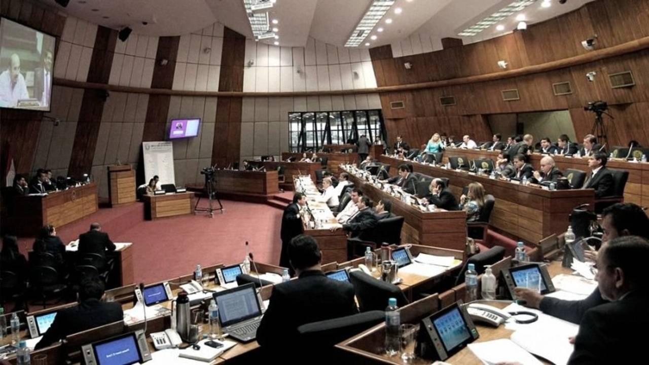 La fiscal general de Paraguay se salva de un juicio político y el ex presidente Cartes se anota una victoria