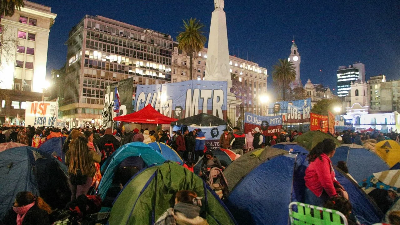 Descontentos con el Gobierno y con reclamos, movimientos sociales acampan en Plaza de Mayo