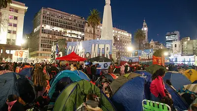 Descontentos con el Gobierno y con reclamos, movimientos sociales acampan en Plaza de Mayo Descontentos con el Gobierno y con reclamos, movimientos sociales acampan en Plaza de Mayo