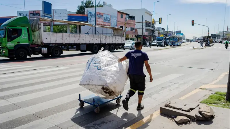 La mitad invisible del trabajo: 9 de cada 10 trabajadores de la economía popular gana menos de tres salarios mínimos
