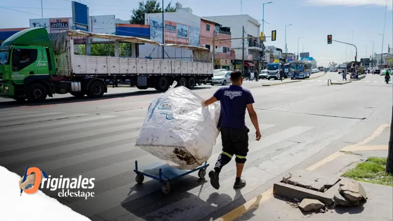 Cobran menos y trabajan el triple: los cartoneros sufren la caída del consumo y la apertura importadora Cobran menos y trabajan el triple: los cartoneros sufren la caída del consumo y la apertura importadora