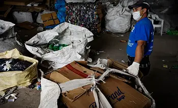 Trabajar más, comer menos: cómo la crisis golpea a los trabajadores invisibilizados | Crisis económica
